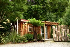 Peel Forest Lodge - sleepout with double bed, single, bathroom and kitchenette